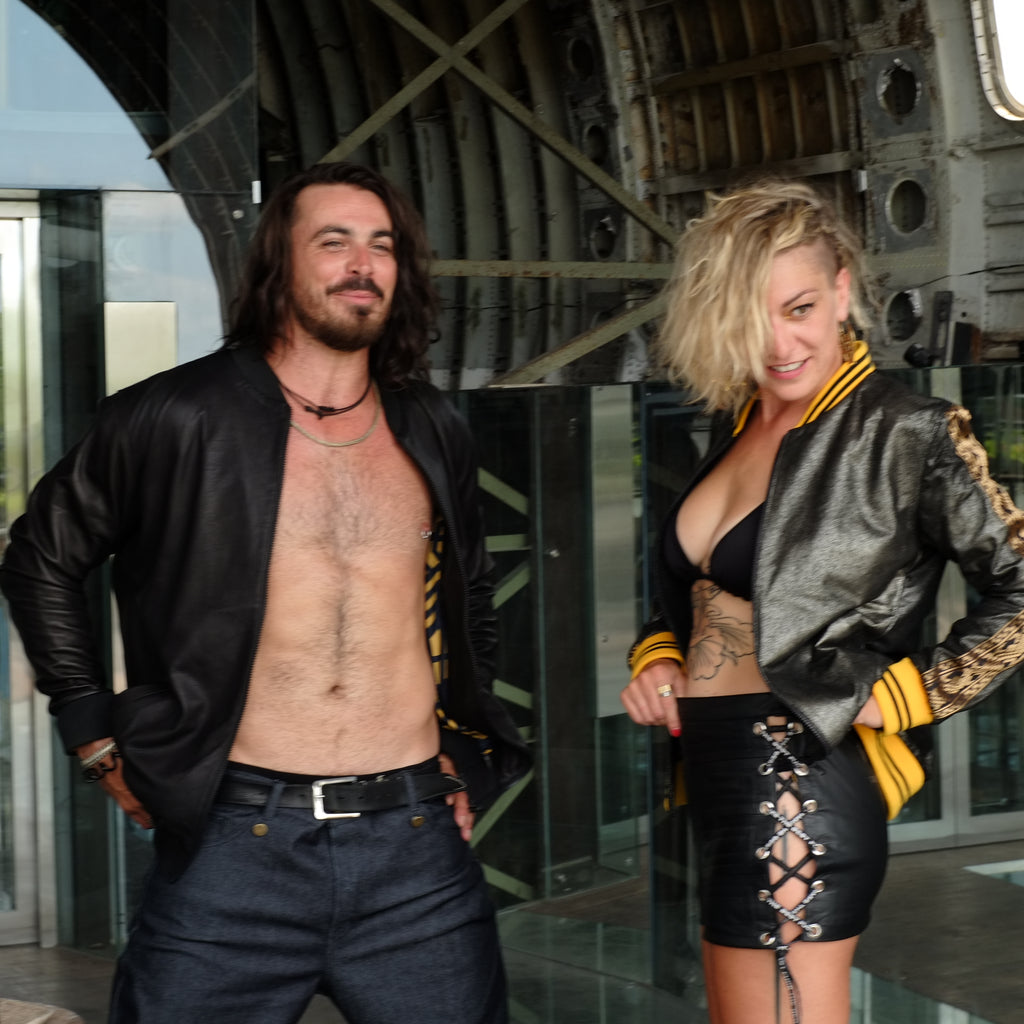 Mini en Cuir - vue duo homme femme