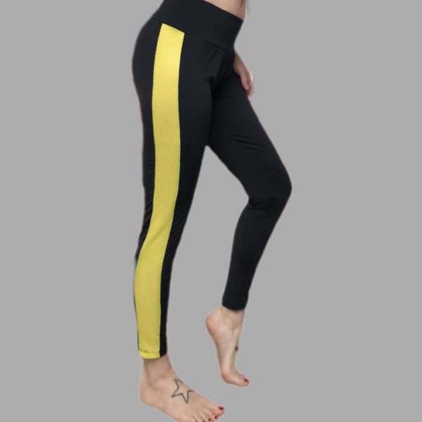 ce leggings est en lycra noir brillant avec une bande en résille jaune fluo sur le côté de chaque jambe